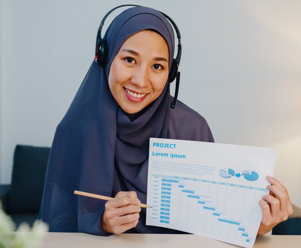 The Power of Long-Form Content in SEO muslim lady using laptop talk to colleagues in vid 9ybz8e8